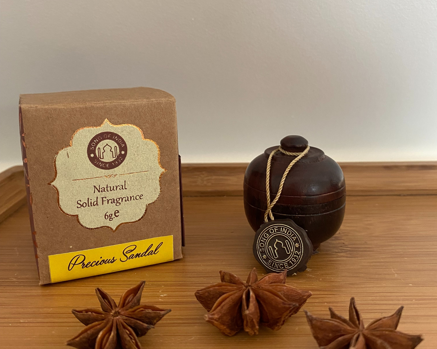 Crème parfumée dans une boite de palissandre
