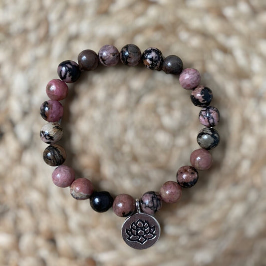 Bracelet en Rhodonite avec charme fleur de Lotus